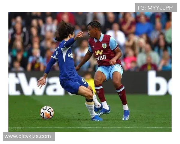 英格兰2-2战平乌克兰，斯特林最后时刻扳平比分，精彩对决引爆全场